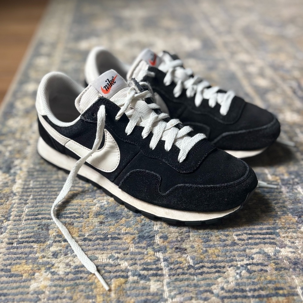 Nike Retro Sneakers (Womens 8.5/Mens 7)